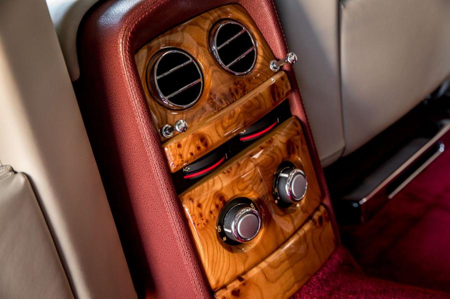 Детали интерьера Rolls-Royce Phantom EWB 2007 года  (NA) (фото 88 из 105)